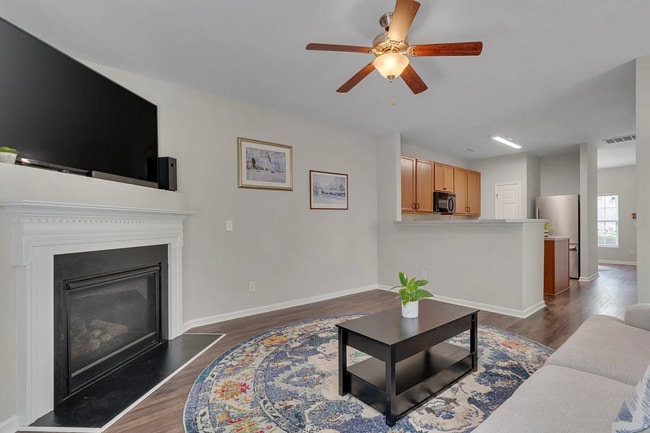Building Photo - Cozy End-Unit Townhome – Prime Durham Location