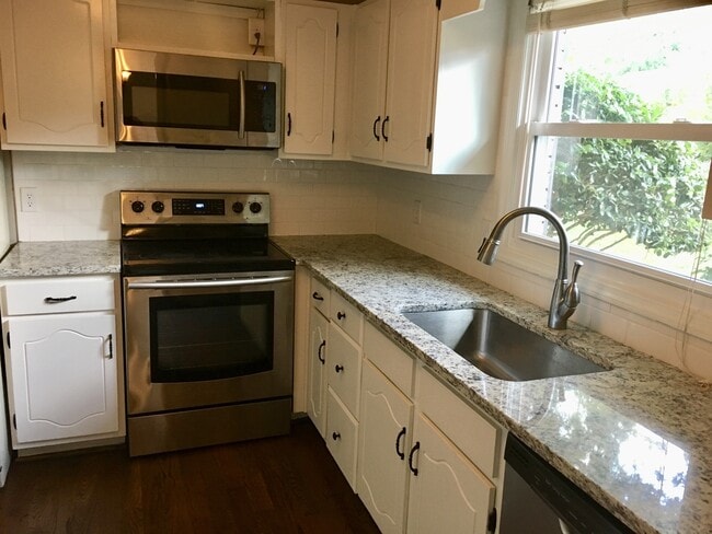 Building Photo - End Unit Town Home For Rent