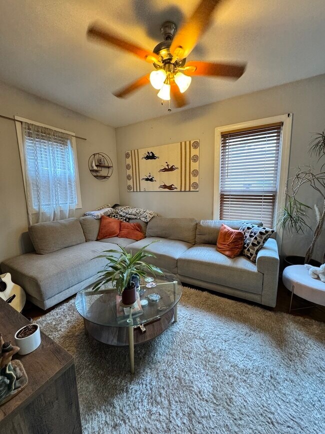 Building Photo - 2315 N Greenview Ave