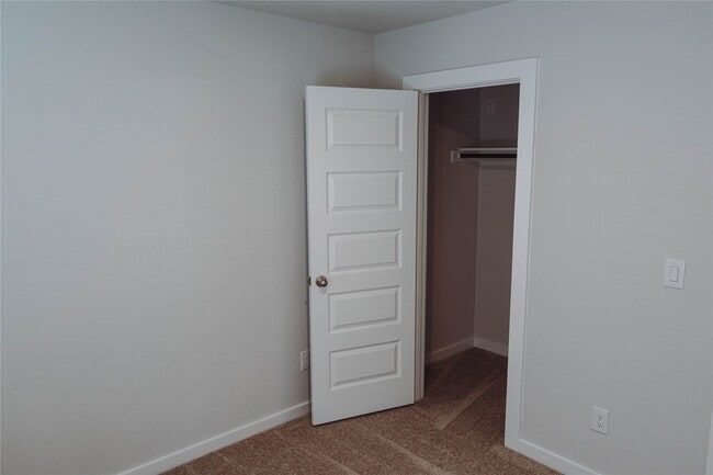 Building Photo - 16 Courageous Side Way