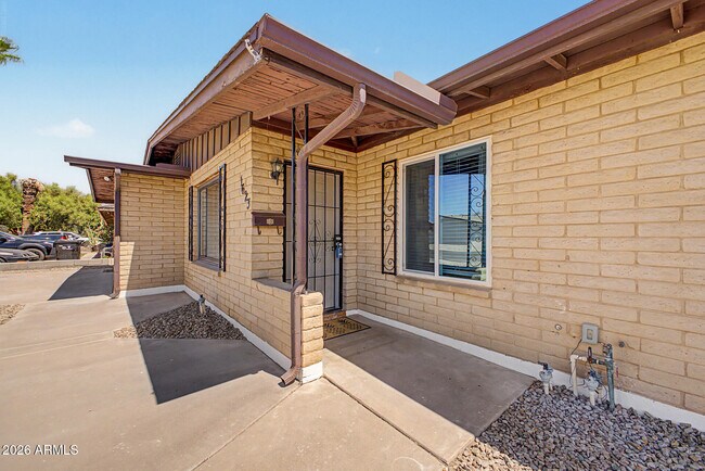 Building Photo - 1623 E Del Rio Dr