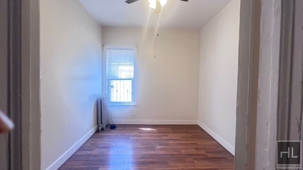 Building Photo - NATURALLY BRIGHT  AND LARGE  3 BEDROOMS  3...