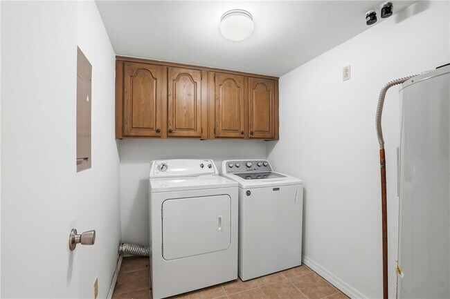 Building Photo - 10 Dogwood Dr