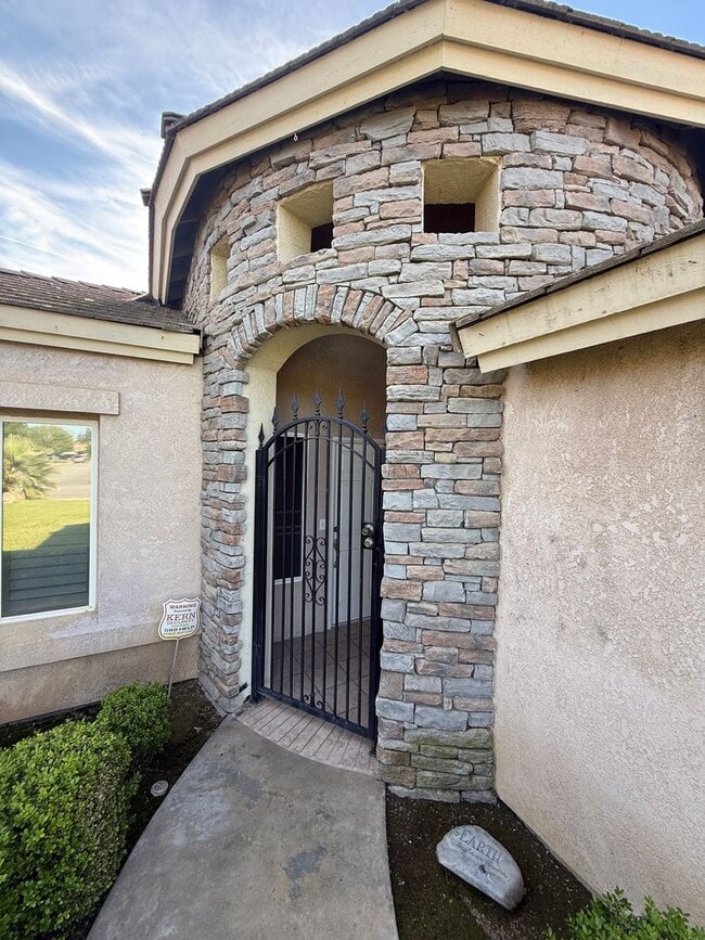 Building Photo - Elegant 3-Bedroom Home in Seven Oaks