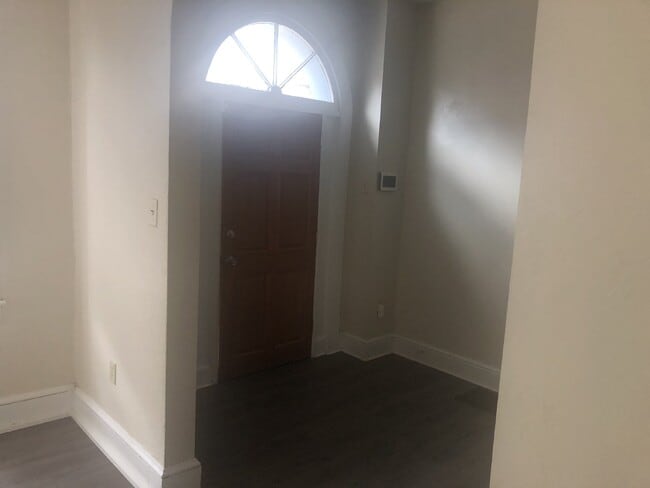 Building Photo - Move in ready!! Charming 4 Bedroom home!!