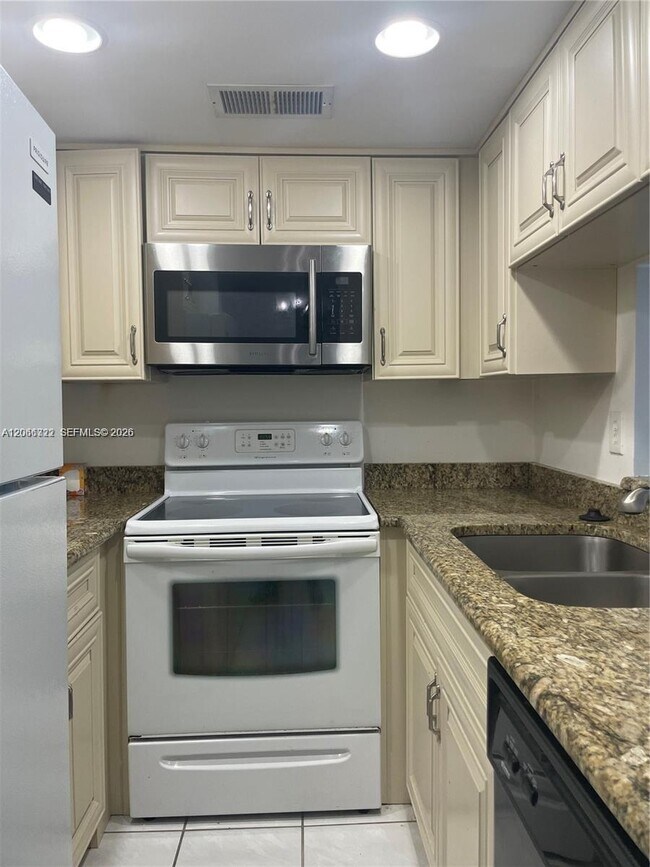 Building Photo - 7250 Golf Colony Ct