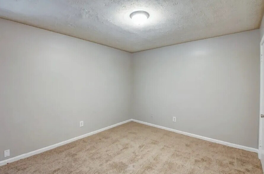 Building Photo - Room in Apartment on Stanton Rd SW