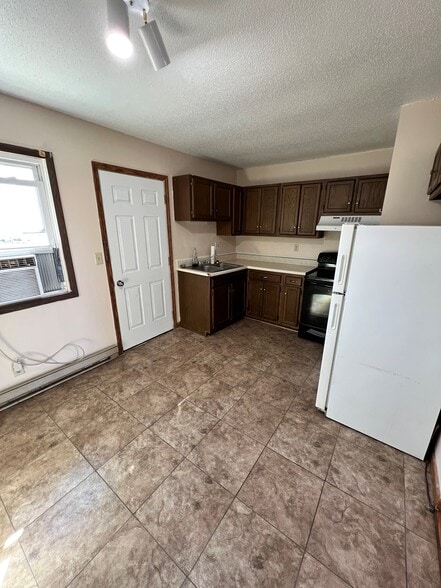 Kitchen - 1006 Davis St