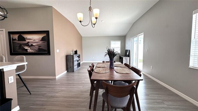 Building Photo - 421 Pinecrest Loop