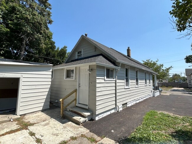 Building Photo - 3 Bed Single Family with Huge Kitchen and ...