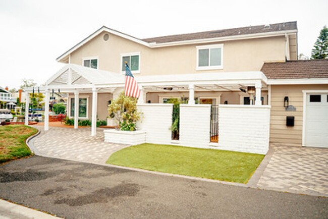 Building Photo - Waterfront 4 Bedroom