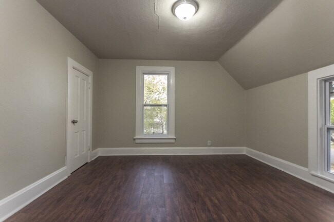 Building Photo - 5 Bedrooms, 2 Bathrooms - Near Drake