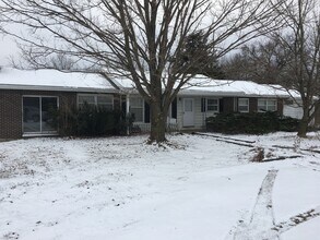 Building Photo - 5 Bedroom, 2.5 bath house with detached large garage.