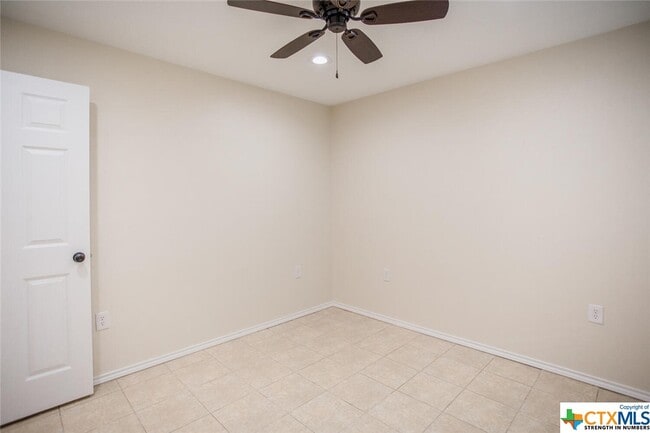 Building Photo - 1231 N LBJ Dr