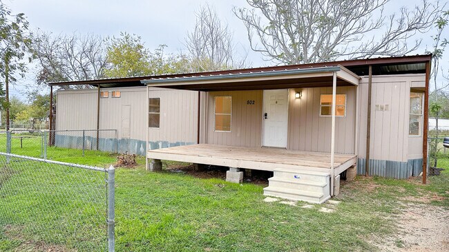 Building Photo - 802 Peach St