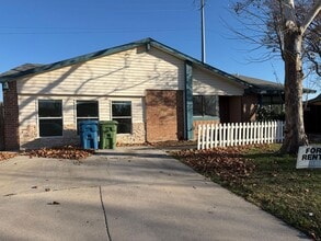 Building Photo - 2320 Montclair Cir