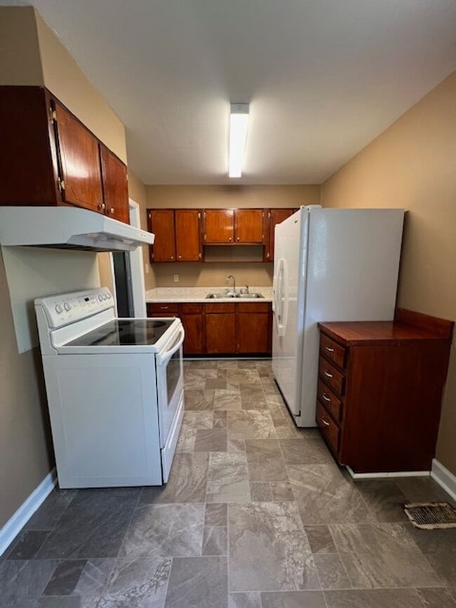 Building Photo - 3 Bedroom, 1 Bath Home in Harlem