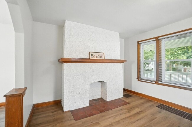 Building Photo - 825 S Terrace Ave