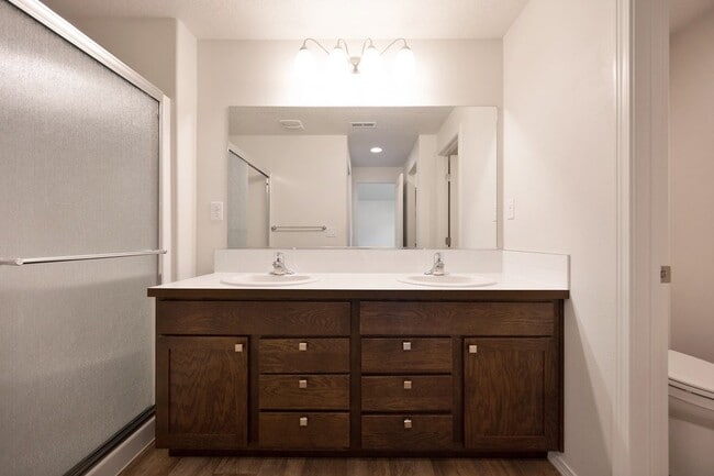 Building Photo - Bright 3-Bedroom Retreat with 2 Full Baths...