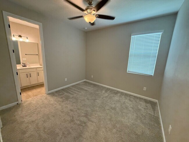 Building Photo - 4/3 Clermont Spacious Home