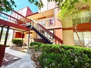 Building Photo - MUST SEE! Beautiful 2 Bedroom / 2 Bath Dow...