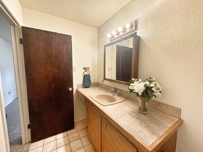 Building Photo - "Charming 2-Bedroom, 1-Bath in Horseshoe F...