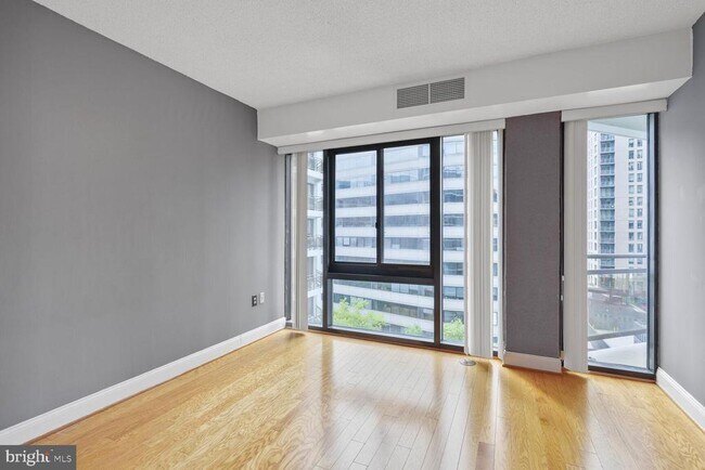 Building Photo - 1530 Key Blvd