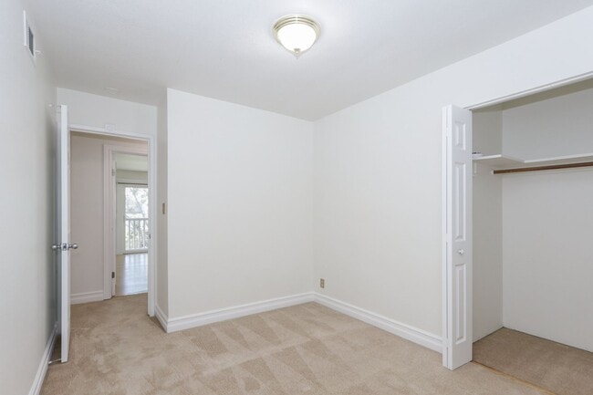 Building Photo - 3 Bed / 2.5 Bath light and spacious townho...