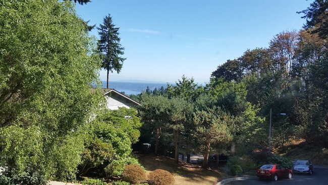 Building Photo - GEM in Somerset Bellevue, 4 beds/3 Baths w...