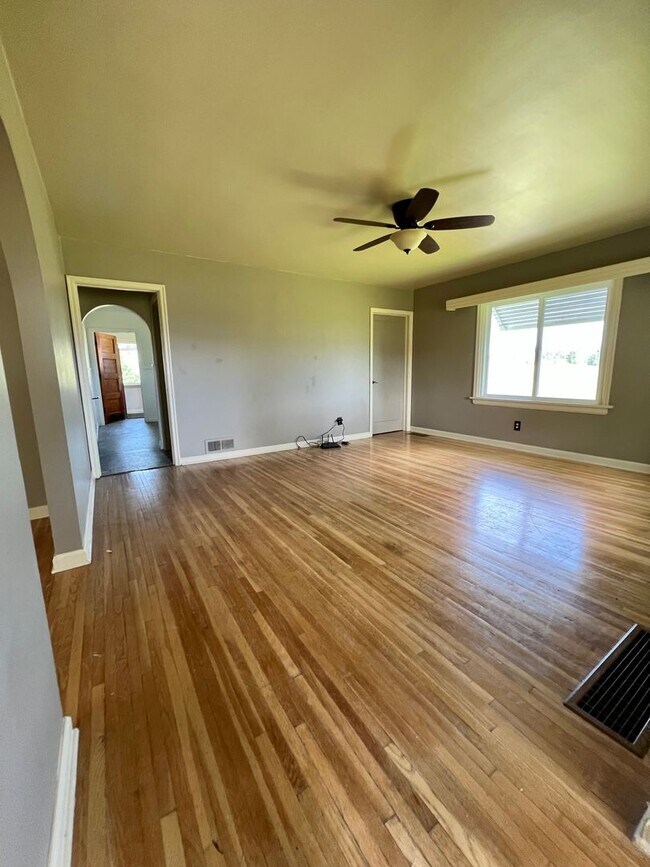 Building Photo - Country living home