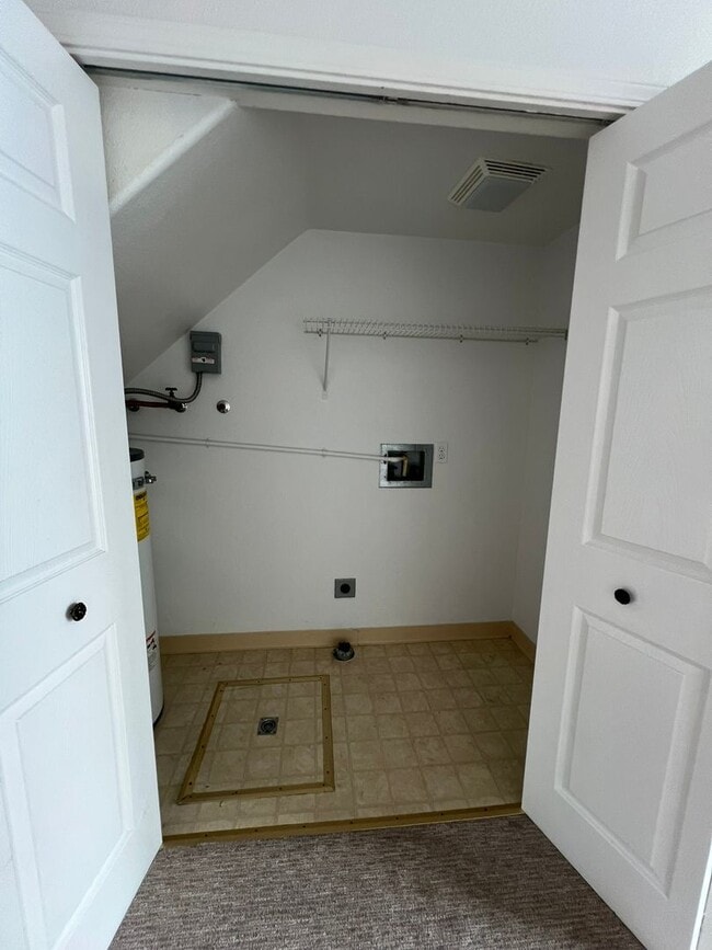 Building Photo - 2 Bedroom, 1.5 Bathroom Townhouse