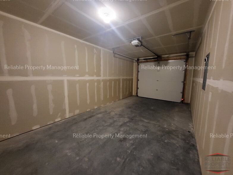 Building Photo - 487 Easy St