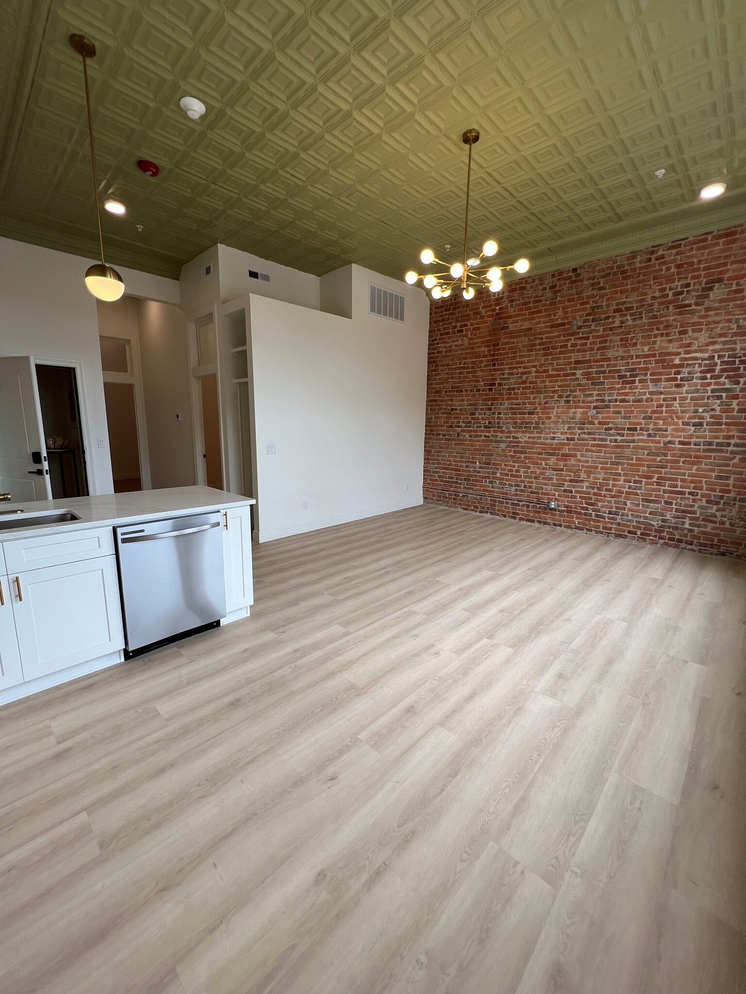 Building Photo - 113 E Broadway St