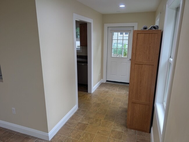 Building Photo - Gorgeous One+ bedroom in Brunswick