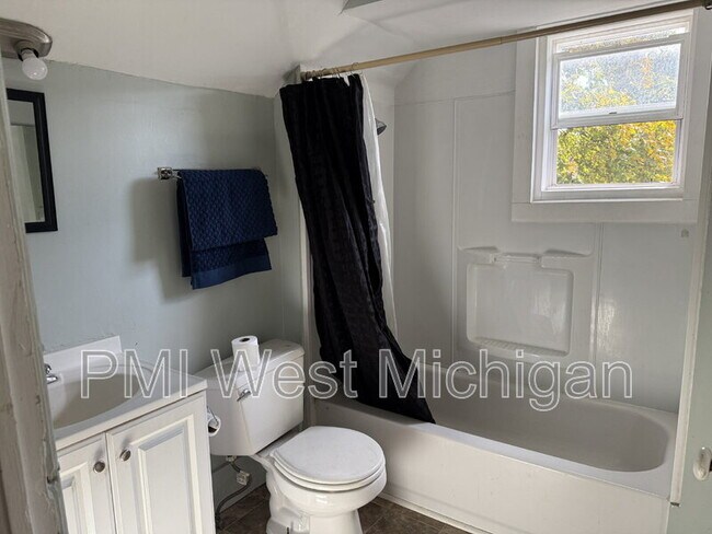 Building Photo - 448 Thomas St SE