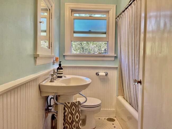 Building Photo - Immaculate and Updated Mid Century Home in...