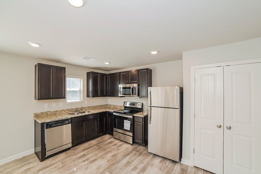 Building Photo - 1021 Summer Cypress Dr