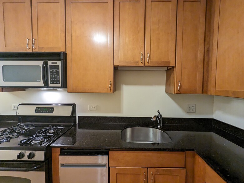 Building Photo - 618 W Wrightwood Ave