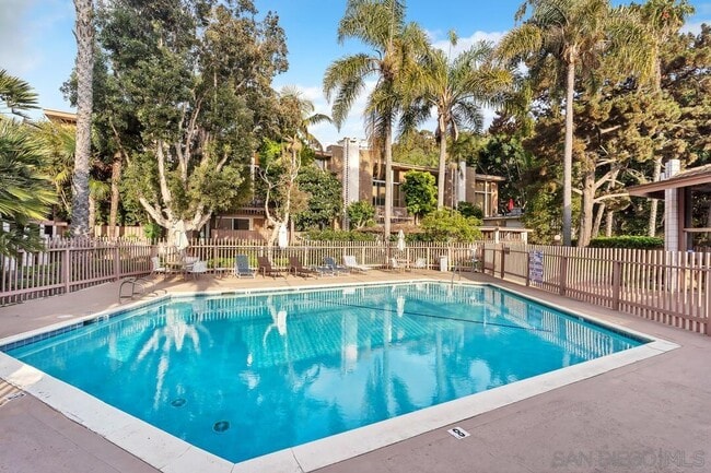 Building Photo - 2600 Torrey Pines Rd
