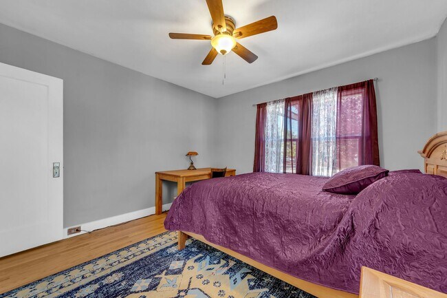 Building Photo - Upstairs Unit, Furnished Home
