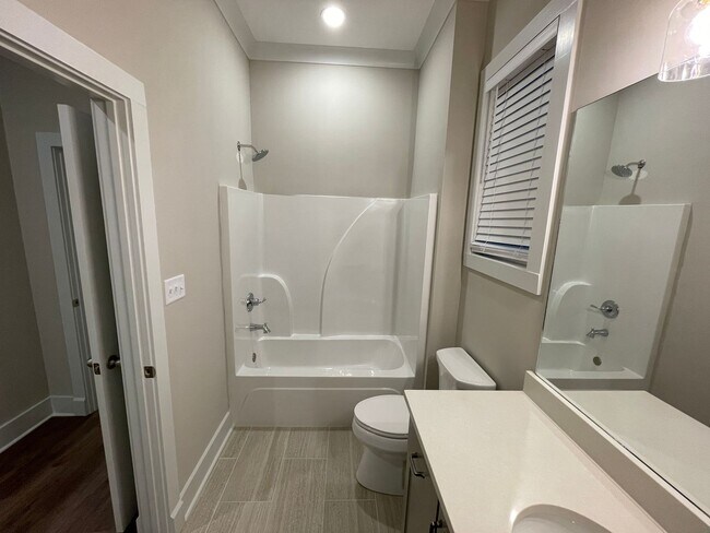 Building Photo - Savannah Square - 3BR/3BA For Rent