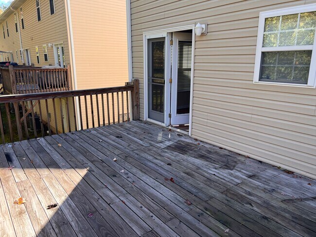 Building Photo - Convenient South Asheville two story, end ...
