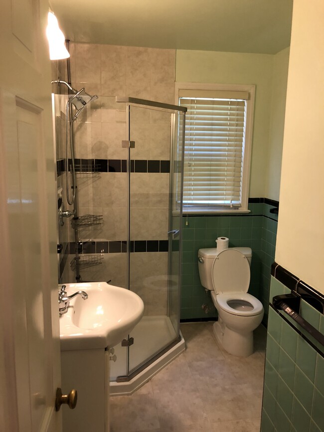 First floor bathroom - 3805 jonesbridge road