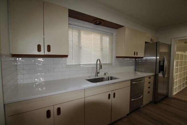 Building Photo - 4104 N Ivy Rd NE