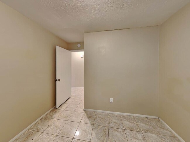 Building Photo - 22610 Meadowgate Dr