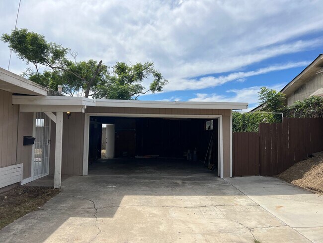 Building Photo - Updated 3BR/2BA home w/yard and garage in ...