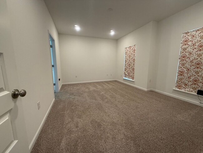 Building Photo - Beautiful 3/2 Single Family house with 2 car garage