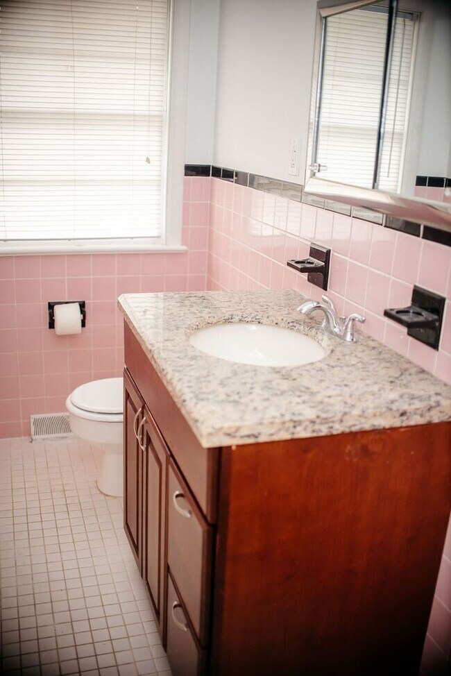 Building Photo - 425 Spring Dr