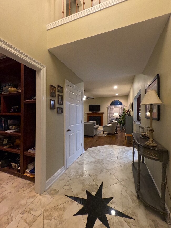 Building Photo - 998 Fay Dr