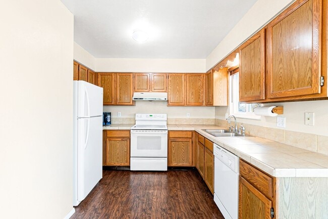 Building Photo - 1405 S Sierra Dr